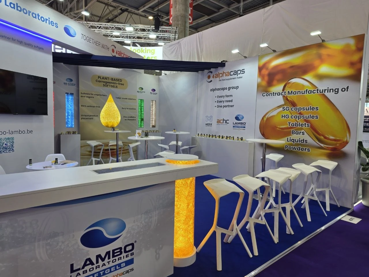 Стенд виробничих партнерів Alpha Caps та AMBO Laboratories на міжнародній виставці Vitafoods Europe 2026.
