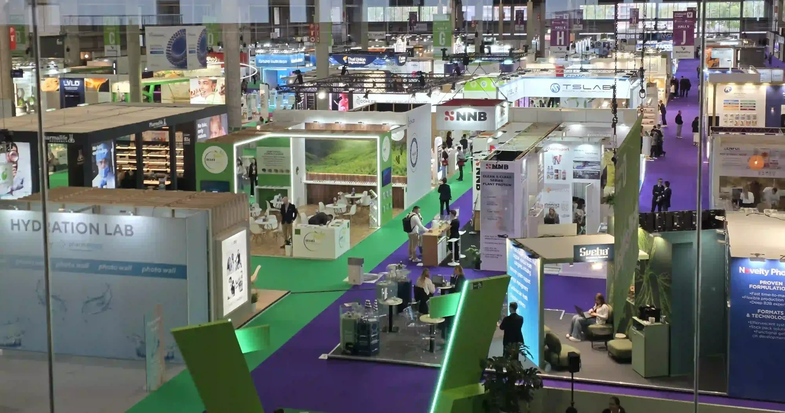 Виставкова площа Vitafoods Europe 2026 зі стендами Hydration Lab, NNB та інших галузевих лідерів.
