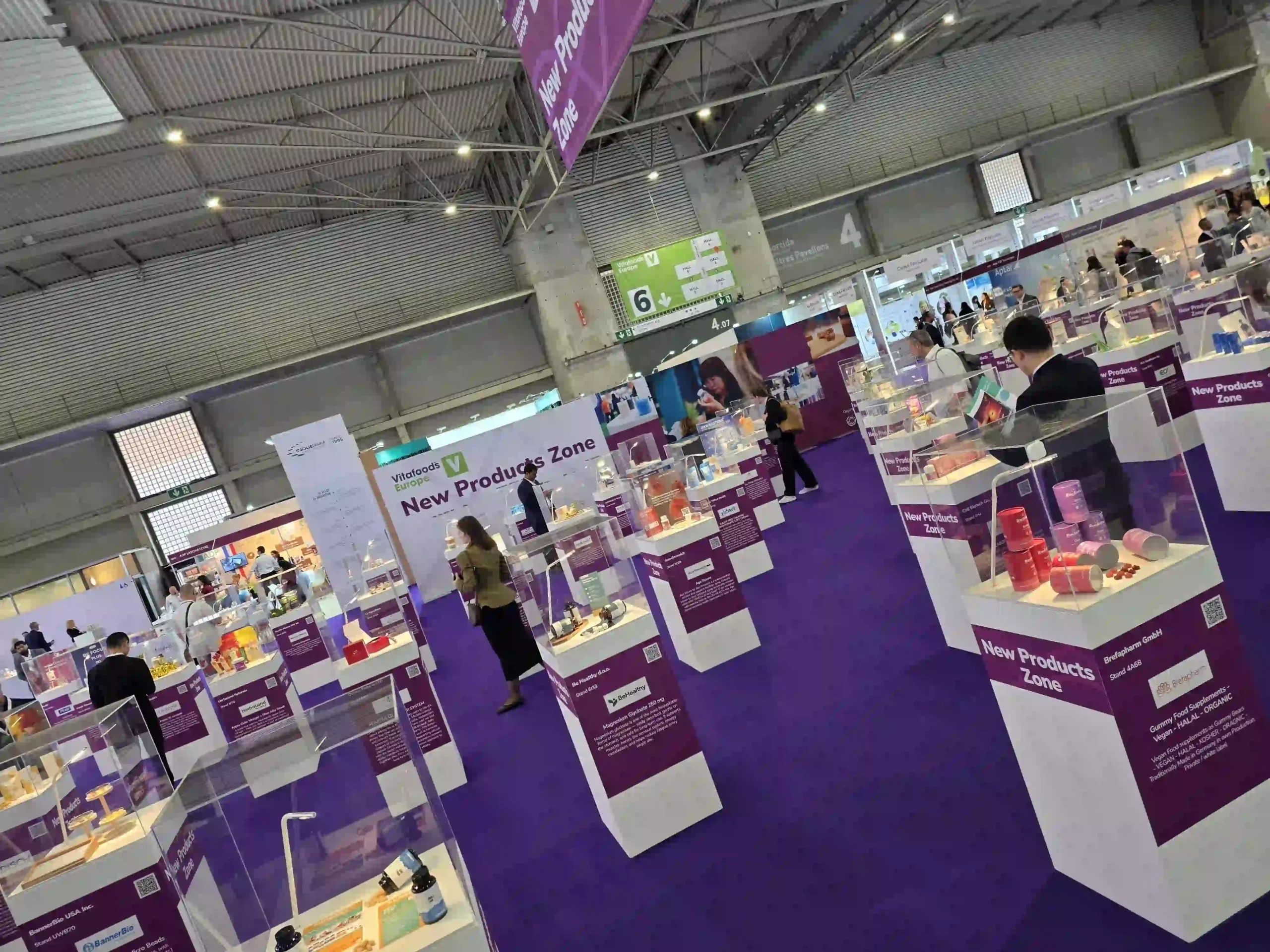 Стенди з новинками ринку нутрицевтиків на виставці Vitafoods Europe 2026